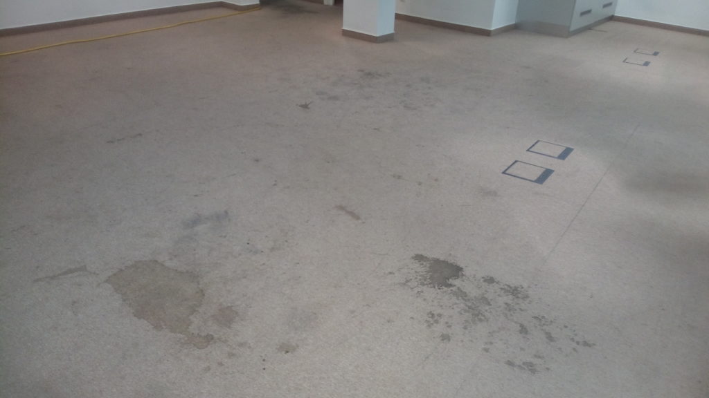 elhanyagolt irodai padlószőnyeg tisztítás előtt